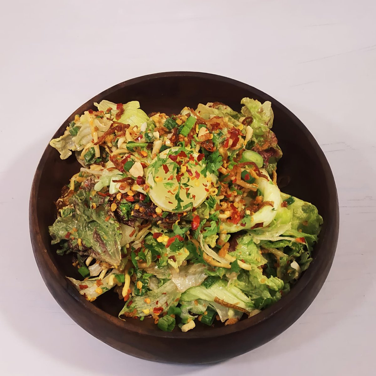 chefmushlim's tweet photo. Burmese Salad 
Iceberg Lettuce, Lolo rosa lettuce, Rocket lettuce, Onion fry, Fry garlic, Spring onion, Coriander, Crush peanut, Chilli flakes, Crispy noodles, 
Tossed in sesame mayonnaise dressing
@chefmushlim
#chefmdmushlim #mushlim #food #foodie #foodies https://t.co/fnGMCJKGq2