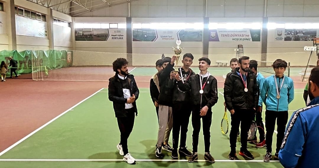 Okulumuz,2021-2022 Okul Sporları Tenis Gençler A Erkeklerde Şanlıurfa il şampiyonu olarak bölge şampiyonasında Şanlıurfa'yı temsil edecektir.Öğrencilerimizi ve öğretmenimiz Özgür Bey'i tebrik eder, başarılarının devamını dileriz.
<a href="/sanliurfammem63/">Şanlıurfa İl Milli Eğitim Müdürlüğü</a> @SinanATES_63 <a href="/melikecakir_akr/">Melike Çakır</a>