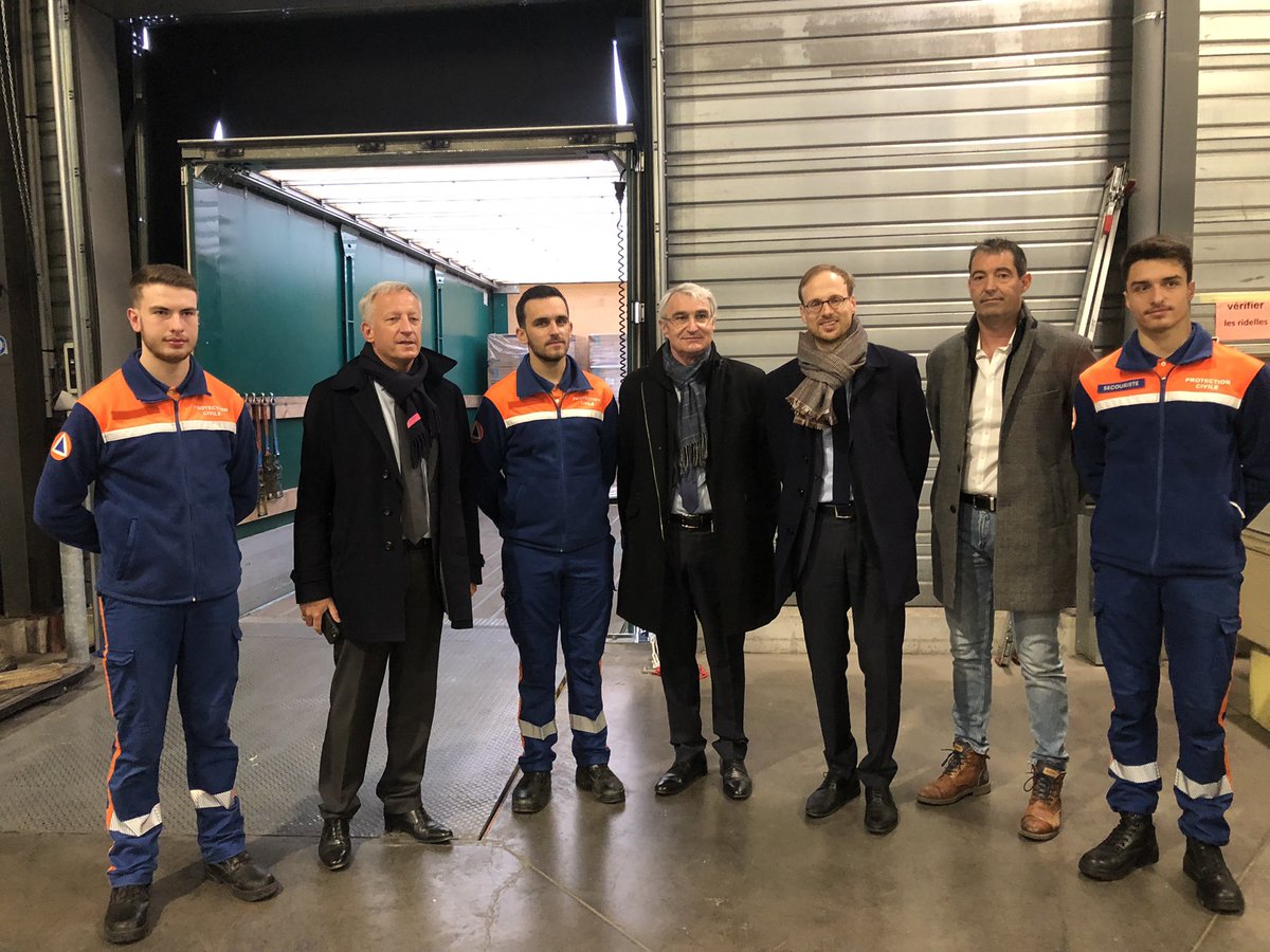 GPoirier53's tweet photo. Neuf tonnes de dons des Mayennais pour les Ukrainiens: le premier camion fourni par #Breger et affrété par @ProtecCivile53 avec les communautés de communes @AMF_53 a été chargé vendredi. Il rejoint la base régionale avant d’intégrer un convoi national. @LavalAgglo solidaire 🇺🇦 https://t.co/NrX4wgPZ8j