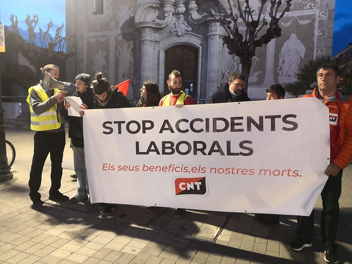 baix_montseny's tweet photo. La CNT (@CNTValles) es concentra a #SantCeloni per denunciar la sinistralitat laboral. La central anarcosindicalista ha presentat denúncia davant Inspecció de Treball per l'accident a la pedrera de Sant Celoni https://t.co/udZVXWRyWy https://t.co/OpX1et2zQG