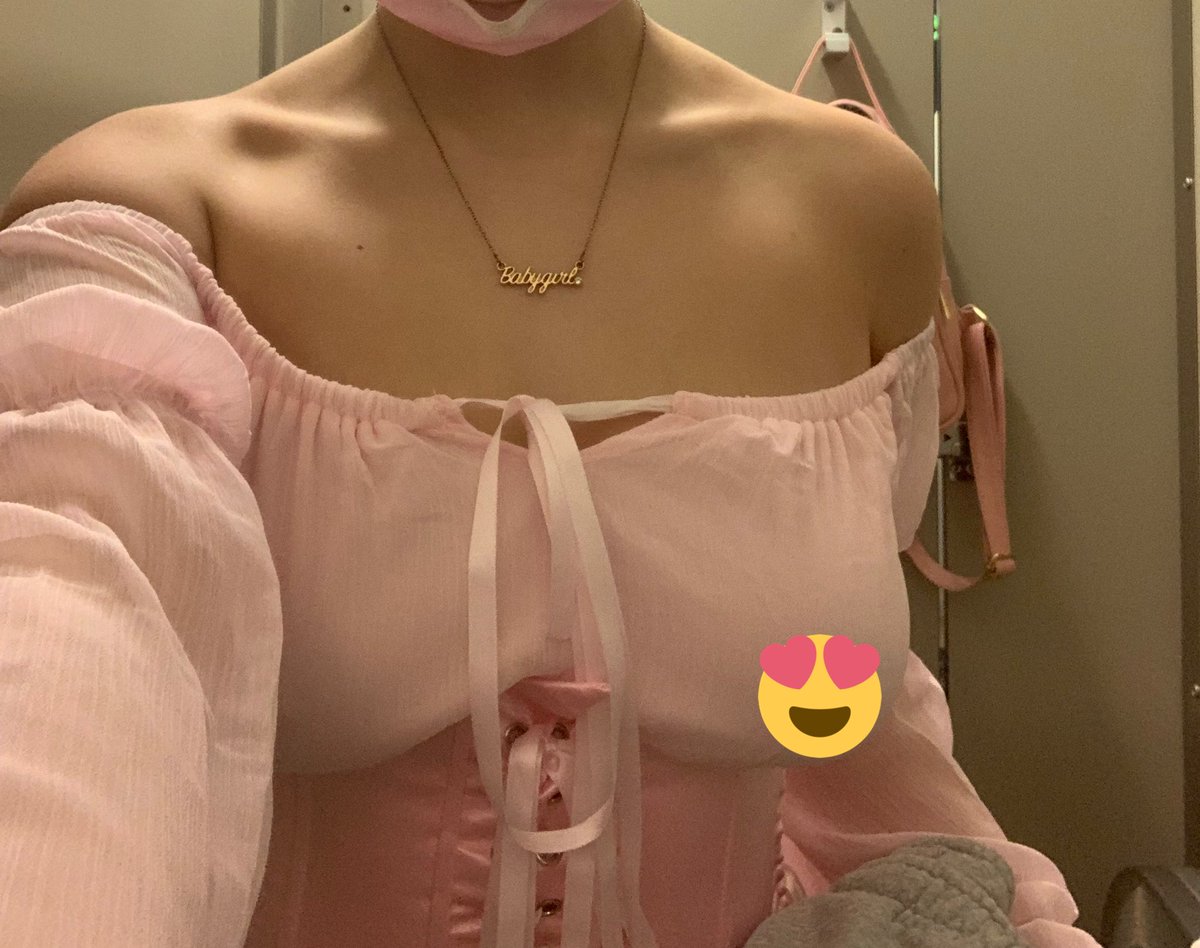 skinnywindow's tweet photo. some collarbone action from the airport <3 https://t.co/PvRkag76GB