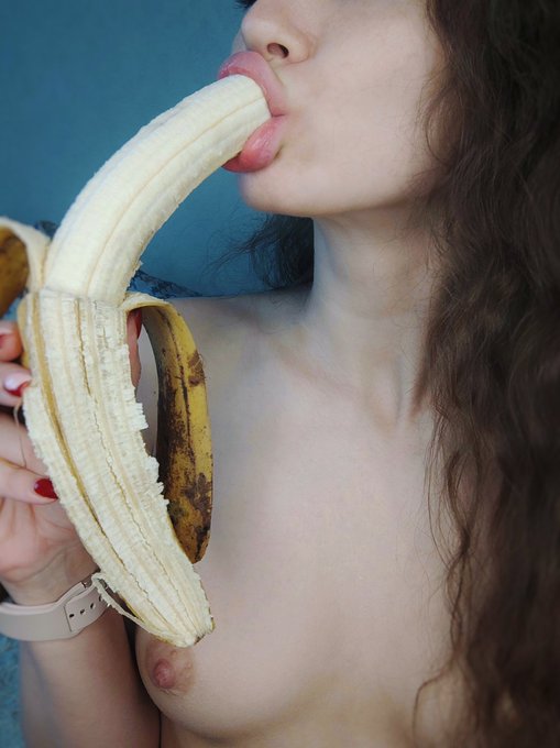 Нет ничего лучше банана утром в #sitnikfriday 🔥😏 Хотя и в #нюдсочетверг тоже можно насладиться любимым<a href="/tag/sitnikfriday"class="tags">#sitnikfriday</a><a href="/tag/%D0%BD%D1%8E%D0%B4%D1%81%D0%BE%D1%87%D0%B5%D1%82%D0%B2%D0%B5%D1%80%D0%B3"class="tags"><span>#нюдсочетверг</span></a>