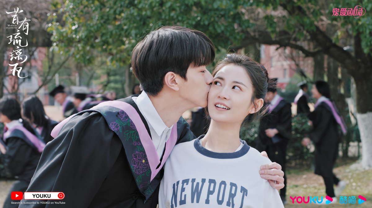YoukuOfficial's tweet photo. #MemoryofEncausticTile Time flies and they graduate. This is a cherished graduation photo for Sunian. They show their affection everywhere! #ChenYuqi #LinYi

#YOUKU #优酷 https://t.co/7FODcKiaU5