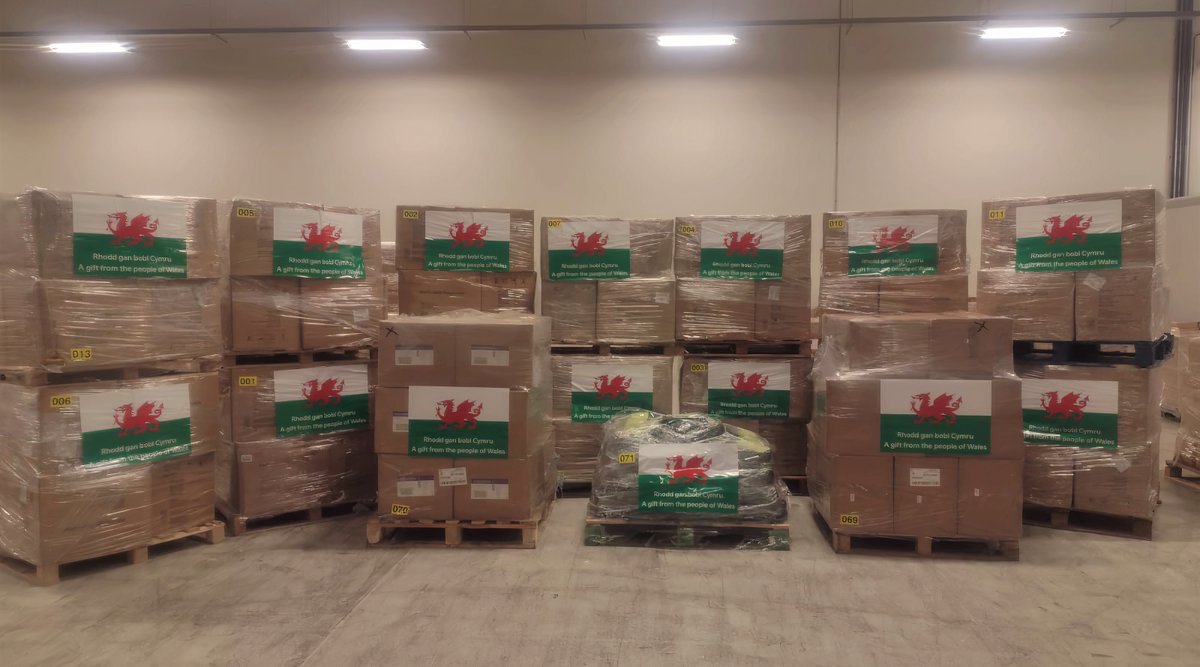 WelshGovernment's tweet photo. Wales stands with Ukraine 🏴󠁧󠁢󠁷󠁬󠁳󠁿🇺🇦

Today we've shipped medical supplies, including masks, bandages and ventilators from Wales for Ukraine to help those in need.

If you’d like to show your support, the best way to do this is to donate to @DECCymru 👇
https://t.co/l6CFre0Vcw https://t.co/APURxTbJHn