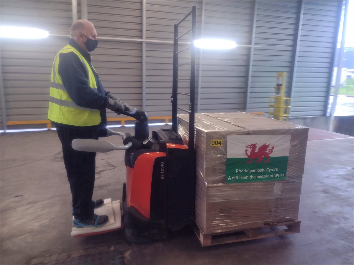 WelshGovernment's tweet photo. Wales stands with Ukraine 🏴󠁧󠁢󠁷󠁬󠁳󠁿🇺🇦

Today we've shipped medical supplies, including masks, bandages and ventilators from Wales for Ukraine to help those in need.

If you’d like to show your support, the best way to do this is to donate to @DECCymru 👇
https://t.co/l6CFre0Vcw https://t.co/APURxTbJHn