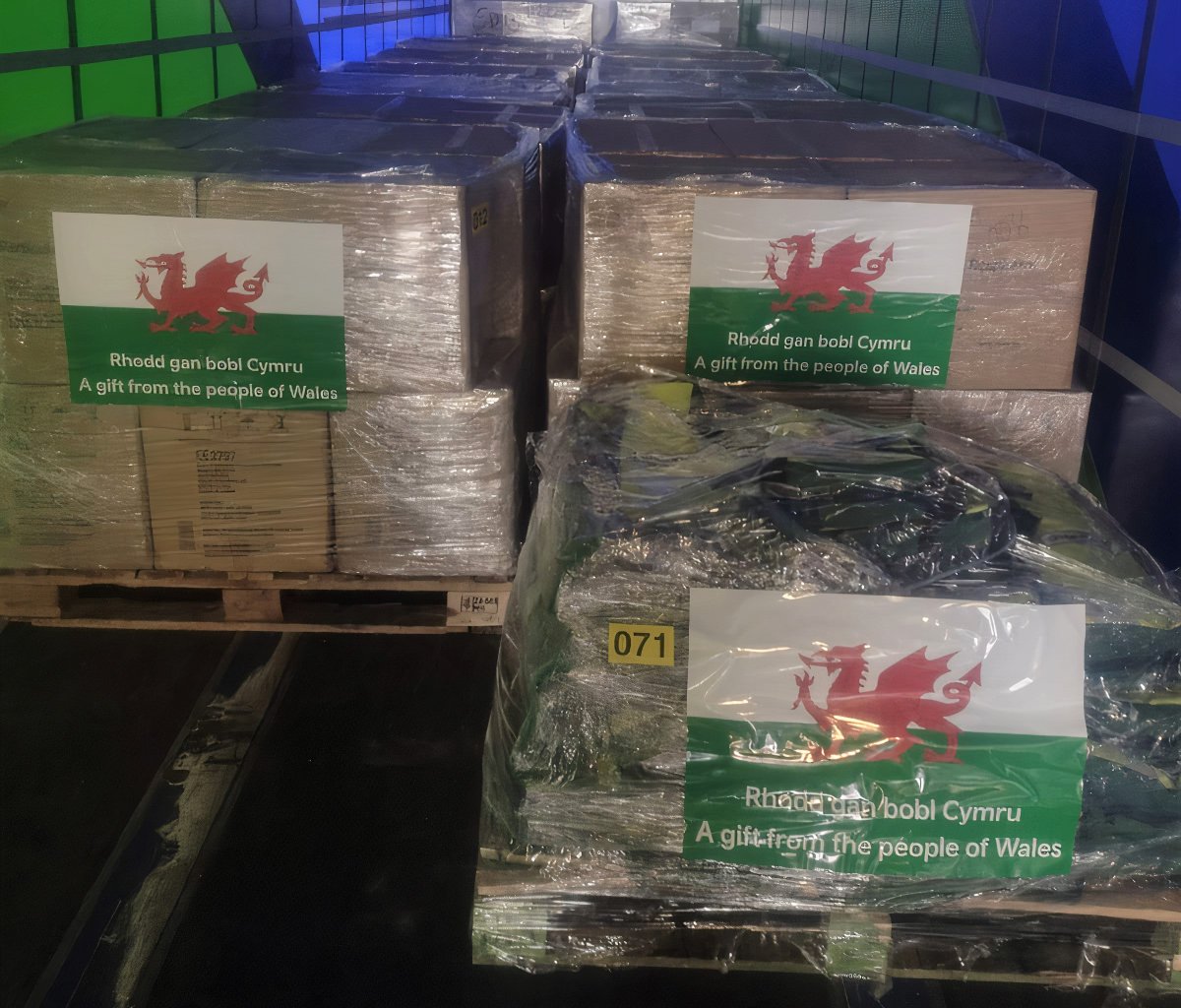 WelshGovernment's tweet photo. Wales stands with Ukraine 🏴󠁧󠁢󠁷󠁬󠁳󠁿🇺🇦

Today we've shipped medical supplies, including masks, bandages and ventilators from Wales for Ukraine to help those in need.

If you’d like to show your support, the best way to do this is to donate to @DECCymru 👇
https://t.co/l6CFre0Vcw https://t.co/APURxTbJHn