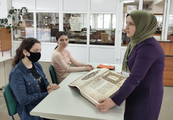 lib05_ru's tweet photo. Экскурсия в главную библиотеку республики
Студенты 2-го курса отделения «Социально-культурная деятельность» Дагестанского колледжа культуры и искусства им. Б Мурадовой вместе с преподавателем колледжа Тимурланом Тимировым посетили...https://t.co/gQTLkiVHW4 https://t.co/kaJrT9IwbD