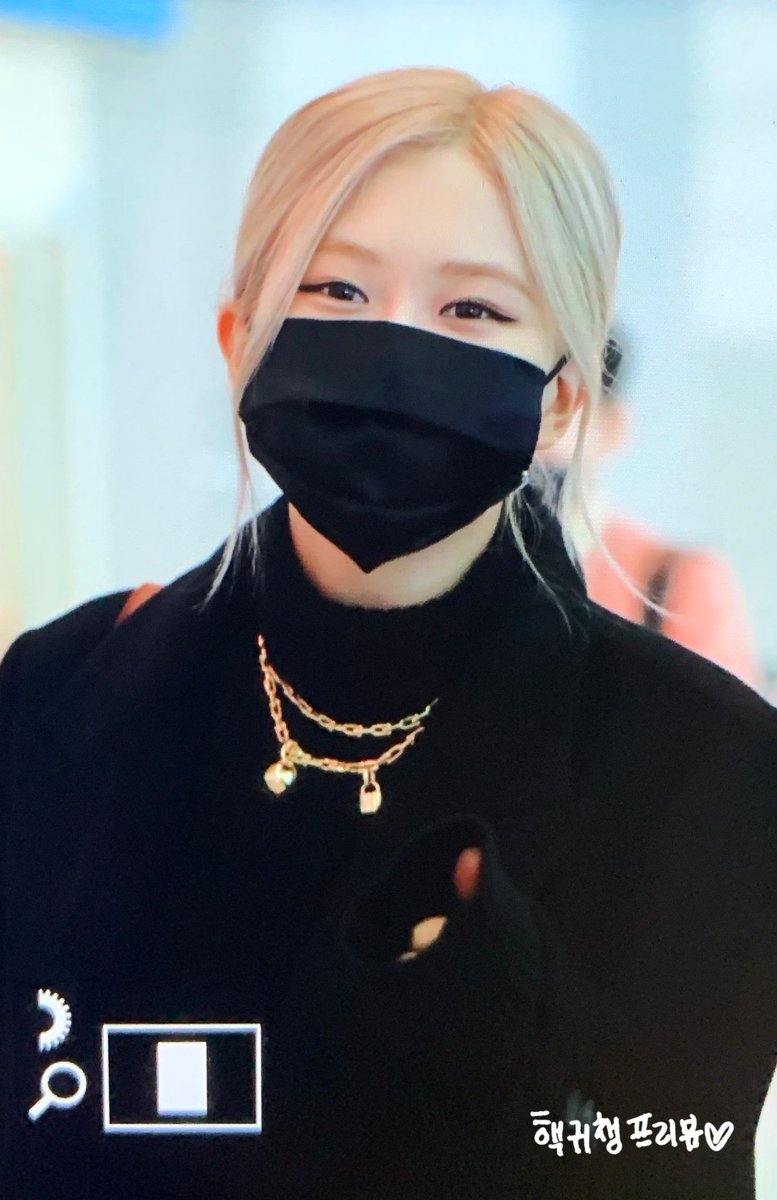 Chaeyoung11297's tweet photo. 1 năm đầy ắp thành tích và kỉ lục. Chúc cho cô gái ấy sẽ thành công hơn nữa trên con đường đã chọn ❤🙆
SOLOIST ROSÉ ANNIVERSARY
#OneYearWithR
#R러뷰_로제솔로_1주년 https://t.co/uacPFCODrd