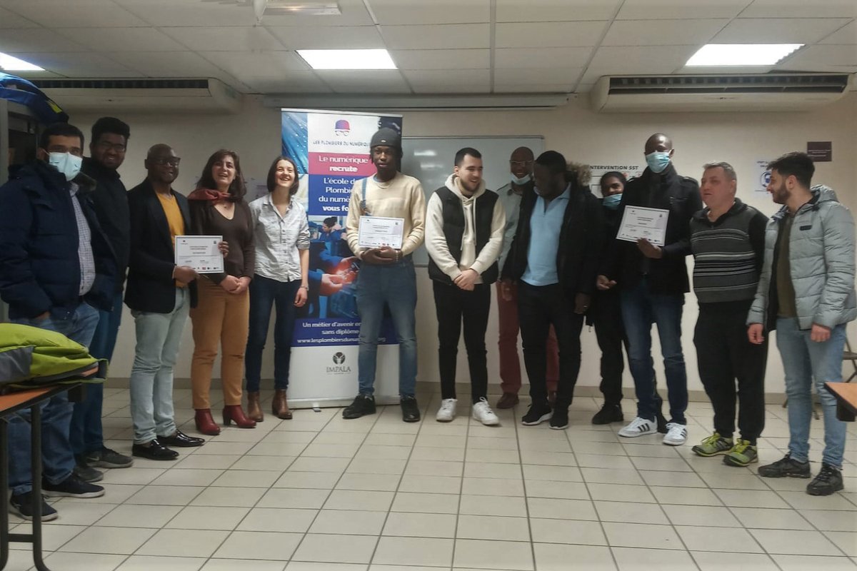 PlombiersDuNum's tweet image. 📜[REMISE D'ATTESTATIONS DE FORMATION]
Les jeunes de la 3ème session de technicien datacenter formés  par le @CFPGPS sont prêts à partir à l'emploi ! 👏 
Merci à nos partenaires @nesevo_com @EquinixFR @DataBank_Ltd #ITCenter #Ingenova @Treefaz_ @grandparissud @villedegrigny91