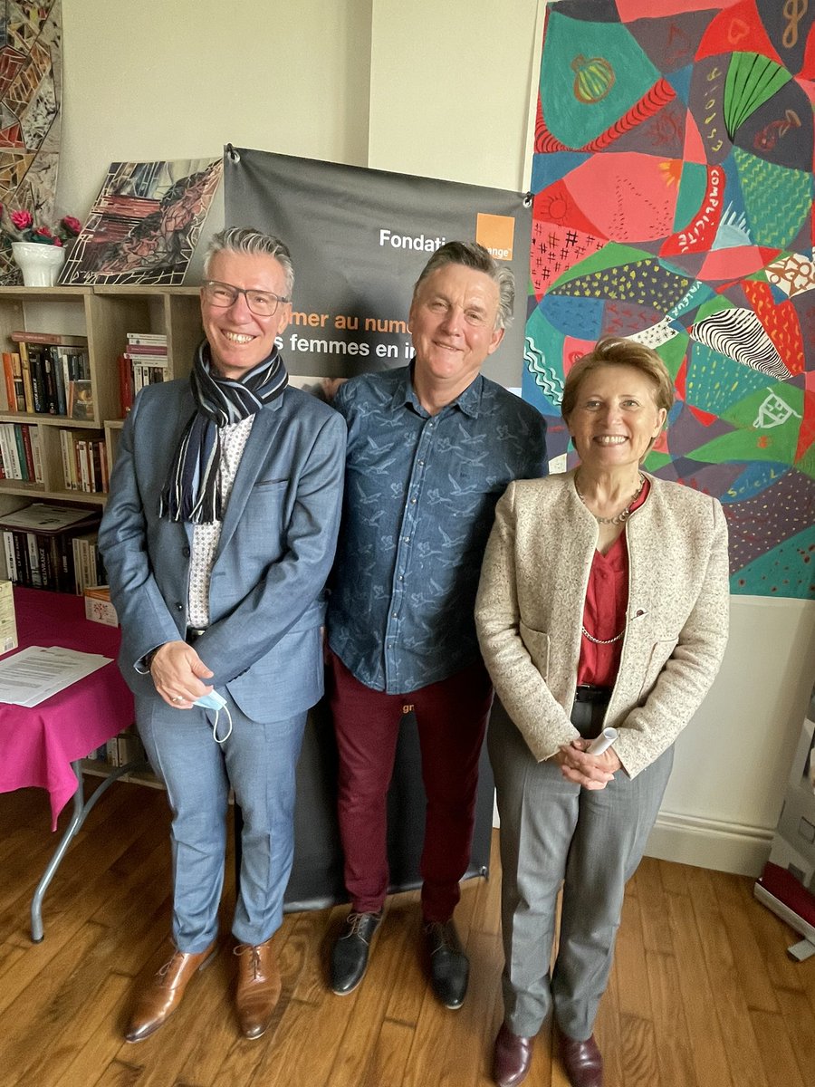 celinelegendre4's tweet photo. Grâce au soutien de @FondationOrange au Centre Ressource @VilledeReims, de nouvelles activités #bienetre vont arrivées. 💃🎤🎨
🙏bravo aux bénévoles et @DjJonet pour ce beau projet d’accompagnement des personnes atteintes par la maladie.
#RSE #solidarite https://t.co/bsqL7aOtW7