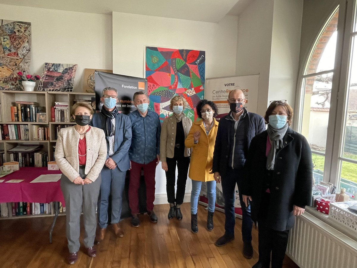 celinelegendre4's tweet photo. Grâce au soutien de @FondationOrange au Centre Ressource @VilledeReims, de nouvelles activités #bienetre vont arrivées. 💃🎤🎨
🙏bravo aux bénévoles et @DjJonet pour ce beau projet d’accompagnement des personnes atteintes par la maladie.
#RSE #solidarite https://t.co/bsqL7aOtW7