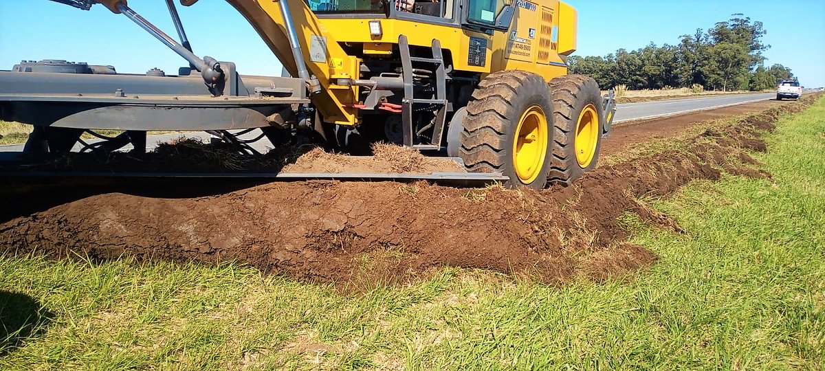 CarinaLambrecht's tweet photo. 🚜Mantenimiento de banquinas y zona de camino🚜
#RN228 entre #Energia y #Necochea
#VialidadNacional
#Conservación
#ResponsabilidadSocial
@gtrankels https://t.co/0SVZZgoiAj