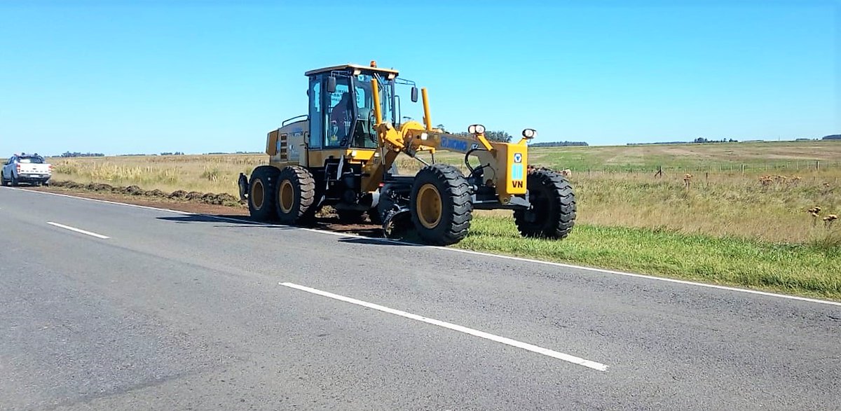 CarinaLambrecht's tweet photo. 🚜Mantenimiento de banquinas y zona de camino🚜
#RN228 entre #Energia y #Necochea
#VialidadNacional
#Conservación
#ResponsabilidadSocial
@gtrankels https://t.co/0SVZZgoiAj
