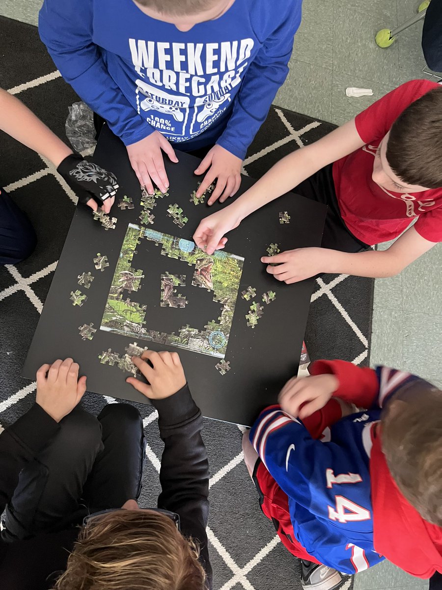 KrazyKawkain6th's tweet photo. Building social and emotional skills while completing puzzles 🧩 #SELday #SELDay2022 #internationalselday @LEHSchoolDist https://t.co/lpZUX4MCA4
