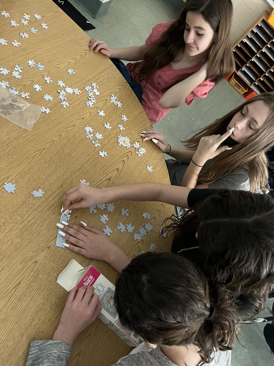 KrazyKawkain6th's tweet photo. Building social and emotional skills while completing puzzles 🧩 #SELday #SELDay2022 #internationalselday @LEHSchoolDist https://t.co/lpZUX4MCA4