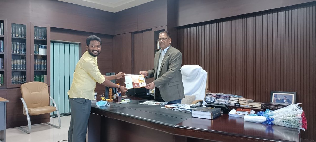 ABVP4AP's tweet photo. విశాఖలో ధ్యేయయాత్ర పుస్తకం ప్రీ బుకింగ్ ను దామోదర సంజీవయ్య నేషనల్ లా యూనివర్సిటీ (DSNLU) వైస్ ఛాన్సలర్ ఆచార���య సూర్య ప్రకాష్ గారితో చేయించిన రాష్ట్ర కార్యదర్శి @ippilimurthy3.
#ABVPDhyeayayatra
#ABVPAndhraPradesh https://t.co/8BiFhjYBhp
