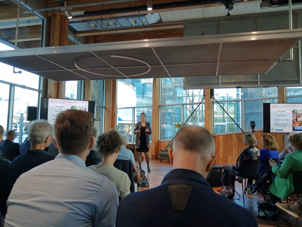 Mooie gemêleerde opkomst bij bijeenkomst gemeente Amsterdam gericht op 
energiebesparingsacties in reactie op situatie Oekraïne. Na aftrap Marieke van Doorninck nu Marjan Minnesma van <a href="/urgenda/">@urgenda.bsky.social</a> aan het woord.