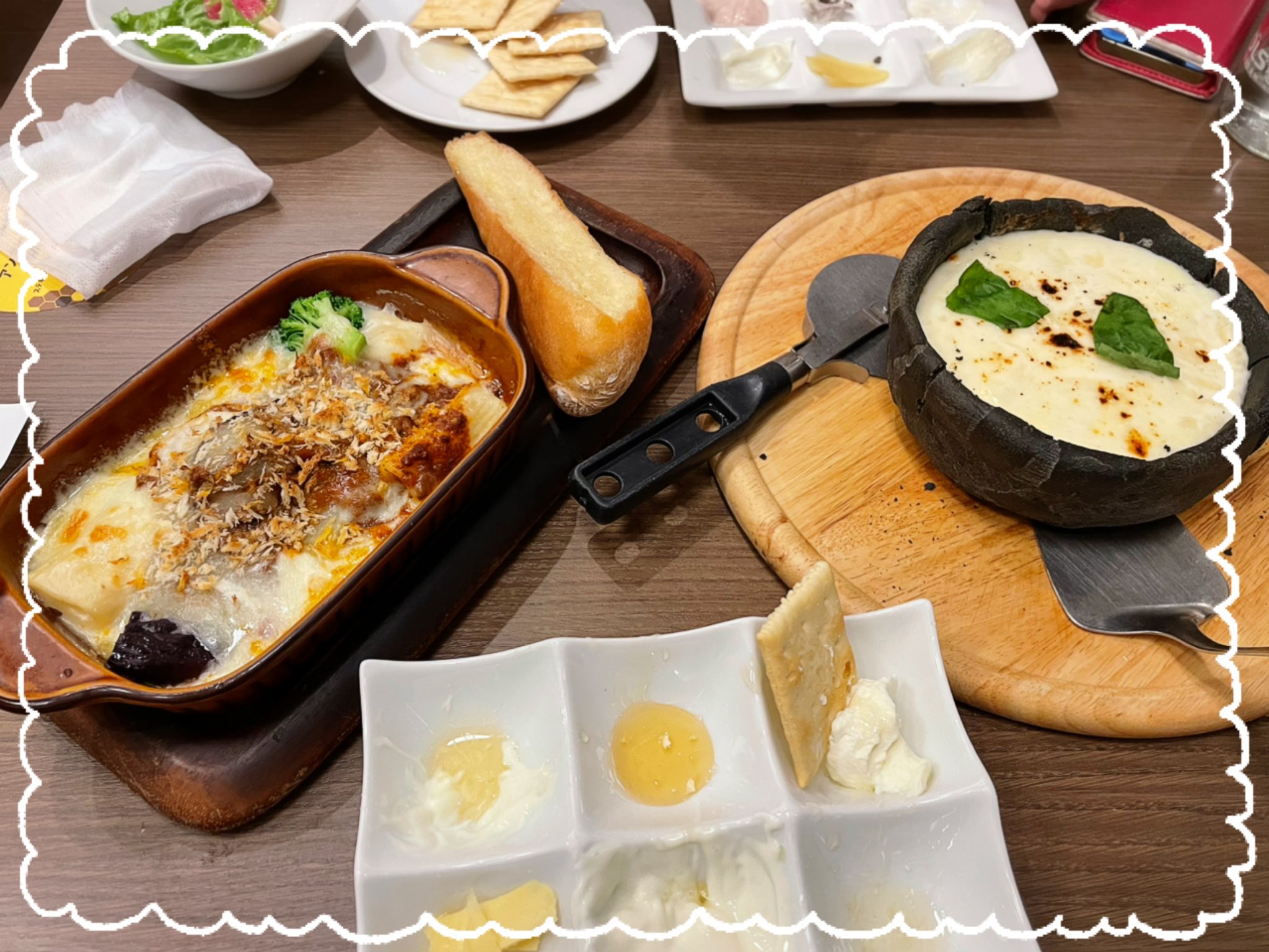 ふじてっこみゅー 大阪梅田でのランチ チーズと生はちみつbene 梅田nu茶屋町店 メインメニューに 500円でチーズとはちみつが数種類食べ放題 シカゴピザはチーズとろとろ だけどなんだかぬるくて 熱々が食べたかった 味は良し T Co