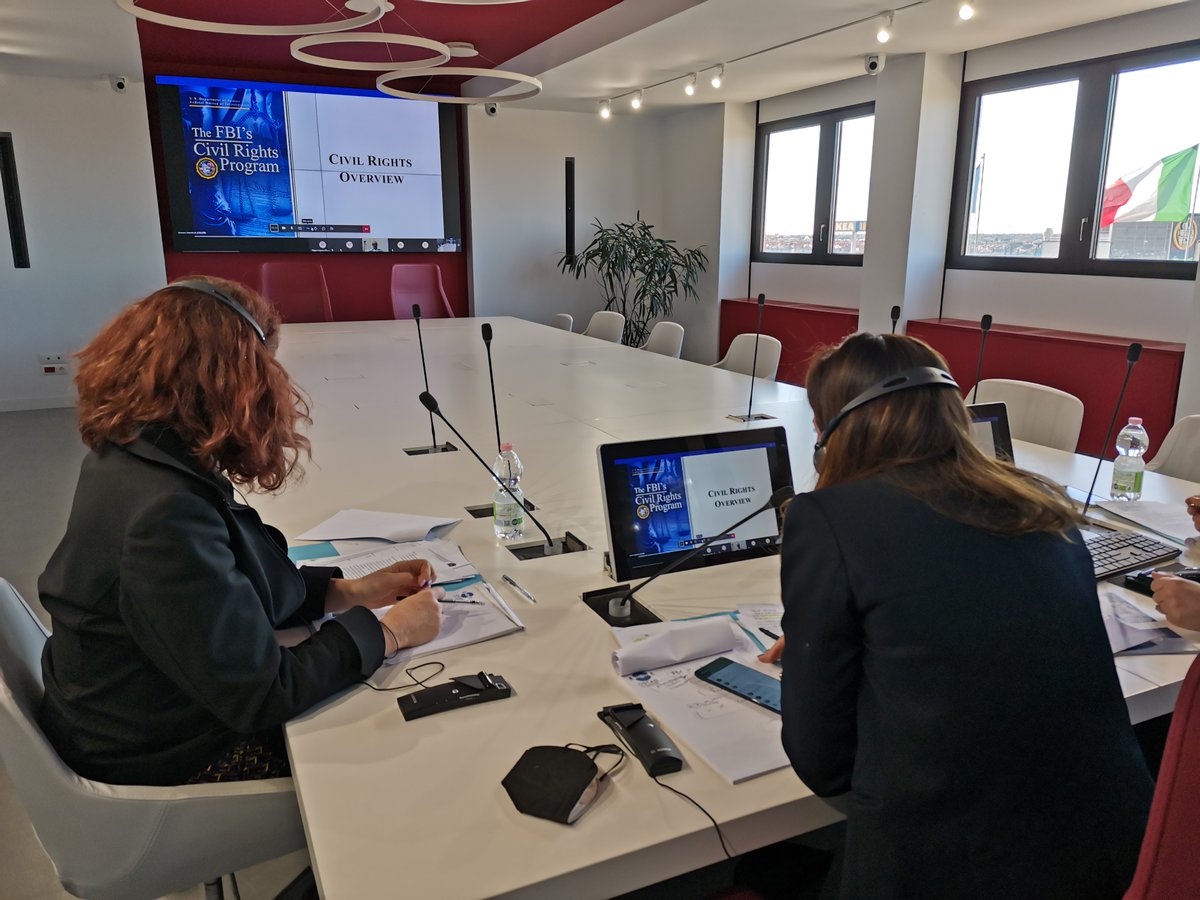 poliziadistato's tweet photo. Confronto su esperienze per prevenire e combattere crimini d'odio, tra funzionari dell'Osservatorio sicurezza contro atti discriminatori #Oscad del Dipartimento Pubblica Sicurezza @Viminale e Civil Rights Unit #FBI Obiettivo fare fronte comune su temi antidiscriminazione #11marzo https://t.co/CgI01AMjh6