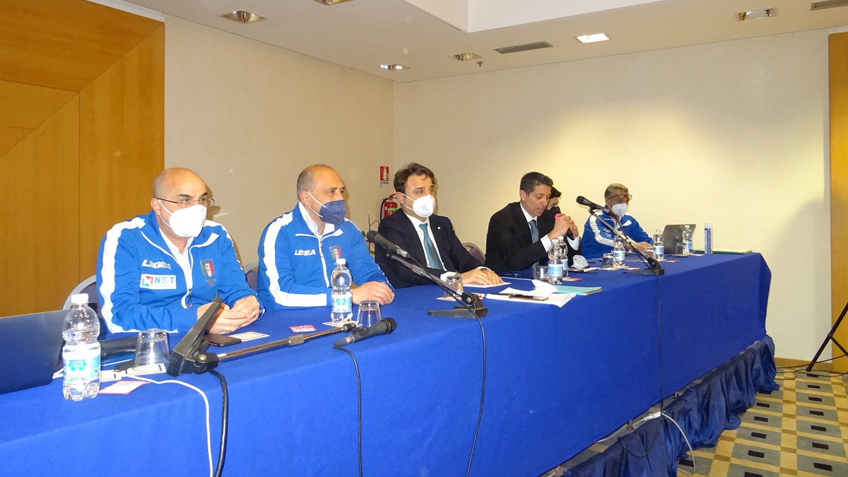 AIA_it's tweet photo. A Fiumicino la 2^ sessione del raduno #CAN5 di metà Stagione per gli #arbitri di Lombardia, Abruzzo, E.Romagna, Umbria, Marche, Molise, Puglia, Sicilia, CPA Trento e CPA Bolzano. Falvo: “Sempre abili e reattivi”. Zappi: “La CAN5 ha compreso in pieno il senso delle nostre riforme” https://t.co/0zekaJWesq