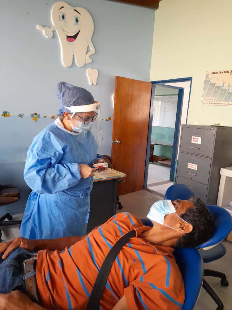 CdiEscuque1's tweet photo. Brindando servicios de odontología al hermano pueblo venezolano
#cubavive
#somoscontinuidad
#abajoelbloqueo
#juntospodemos https://t.co/pQsC9jWQkW