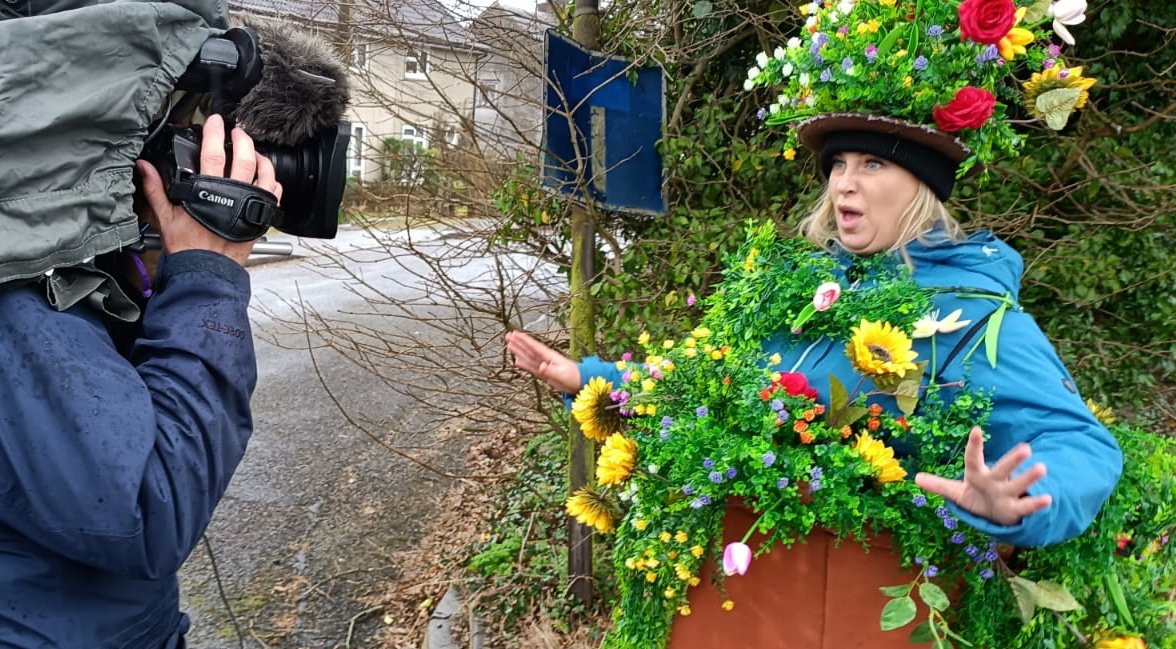 Live from near Dudley, West Midlands. ITV TM's 'Dosh on your Doorstep' with <a href="/Josiestweet/">Josie Gibson</a> and <a href="/audiooxide/">Steve Hoy</a> bringing a £1k prize to a worthy winner.