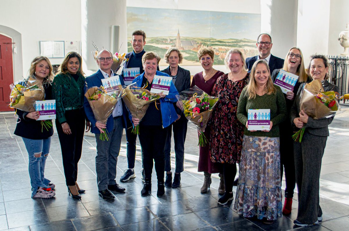 Zes werkgevers ontvingen de erkenning “Wij werken mantelzorgvriendelijk!”, dit keer in samenwerking met Gemeente Den Haag. 

Gefeliciteerd <a href="/VNGemeenten/">VNG</a>, <a href="/AntonConstandse/">Anton Constandse</a>, Sportief Besteed Groep, HVPzorg, Dr.SchroedervanderKolk Bedrijven en 
@StekDenHaag!