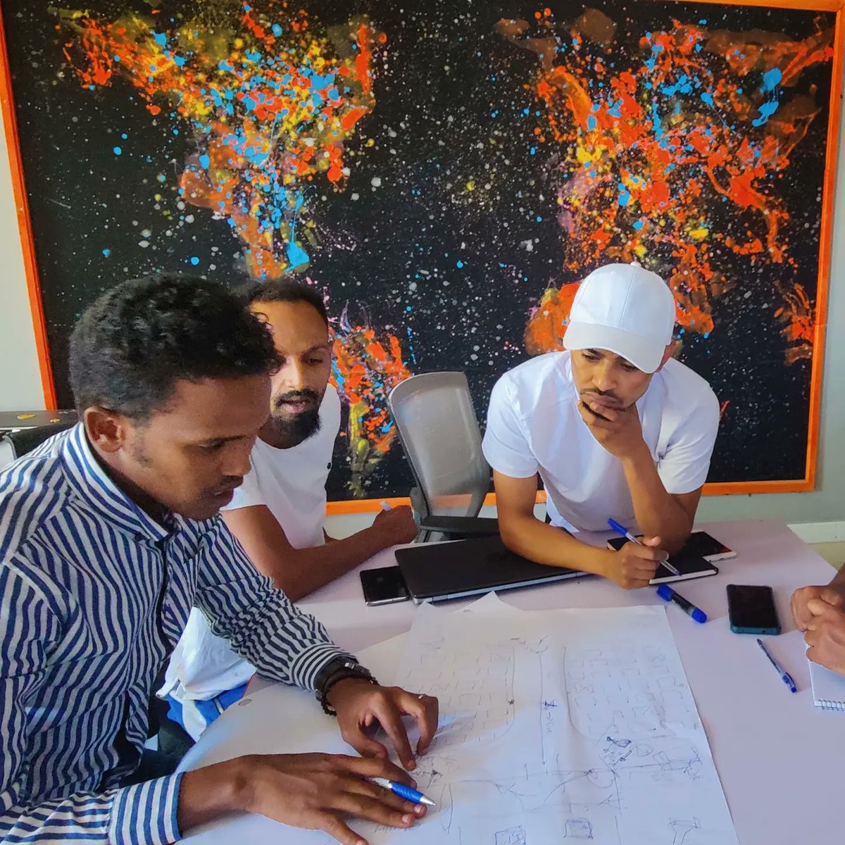 AleenCreative's tweet photo. "Nin dariiq xarriiqdaa, garan Kara dayowga" Abwaan Gaarriye.
This time a Horn of Africa cross border focused campaign program planning is going on. Stay tuned for more information. #C4D #TheatreforDevelopmemt #CampaignPlan #AfricaArt #AleenCampaigns https://t.co/MtHjfZrjUy