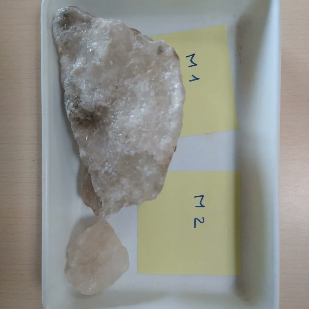 thaubarcelona's tweet photo. Avui alumnes de #1rEsoThauBcn han fet una pràctica d'identificació de roques, mitjançant una clau dicotòmica. https://t.co/2y9QWQzVLx