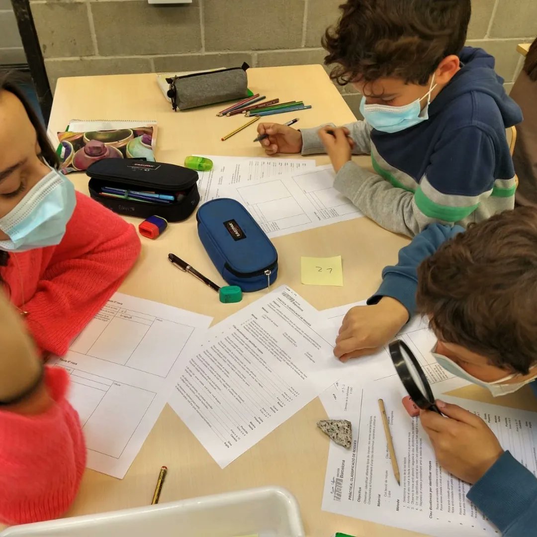 thaubarcelona's tweet photo. Avui alumnes de #1rEsoThauBcn han fet una pràctica d'identificació de roques, mitjançant una clau dicotòmica. https://t.co/2y9QWQzVLx