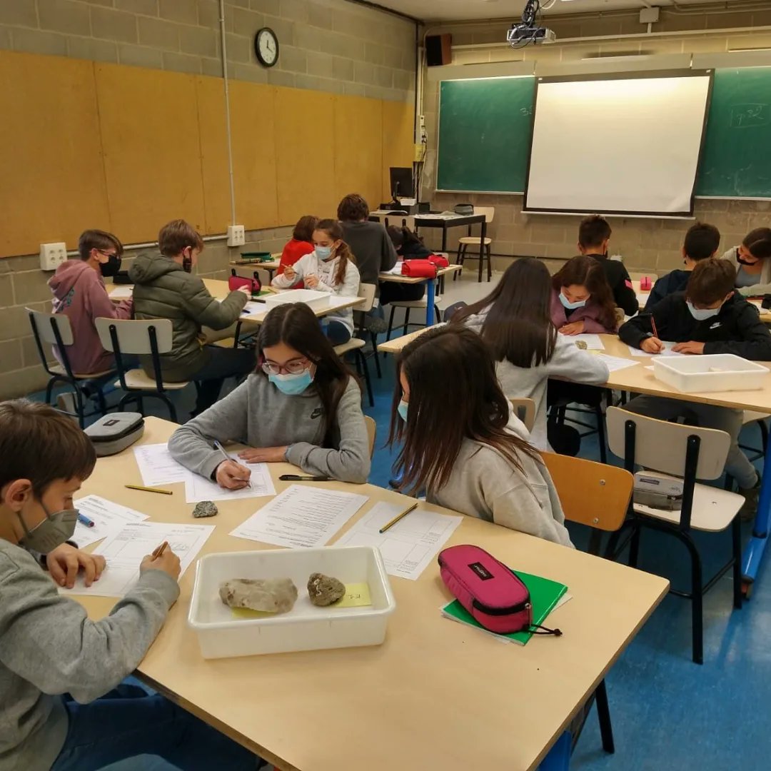 thaubarcelona's tweet photo. Avui alumnes de #1rEsoThauBcn han fet una pràctica d'identificació de roques, mitjançant una clau dicotòmica. https://t.co/2y9QWQzVLx
