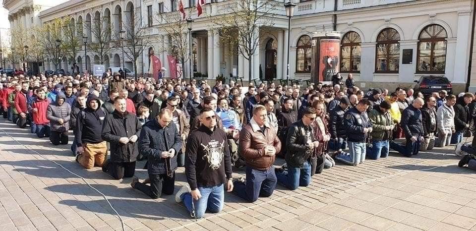 web_pastor's tweet photo. El Rosario es para hombres!

Cada primer sábado de mes cientos de hombres en Polonia rezan el Rosario en las calles dedicándolo al Inmaculado Corazón de María. Este sábado 5 de marzo también fue por #Ucrania https://t.co/IHmGaZKjKD