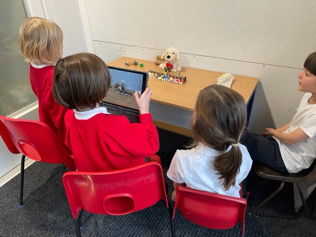 Withyhamschool's tweet photo. I came across this group collaborating on Friday afternoon. They were involved in creating some stop motion animation. @aardman #creativewriting #imaginativelearning https://t.co/cVeRppQ4qt