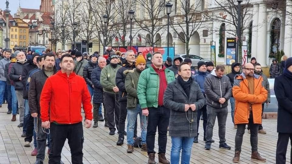 web_pastor's tweet photo. El Rosario es para hombres!

Cada primer sábado de mes cientos de hombres en Polonia rezan el Rosario en las calles dedicándolo al Inmaculado Corazón de María. Este sábado 5 de marzo también fue por #Ucrania https://t.co/IHmGaZKjKD