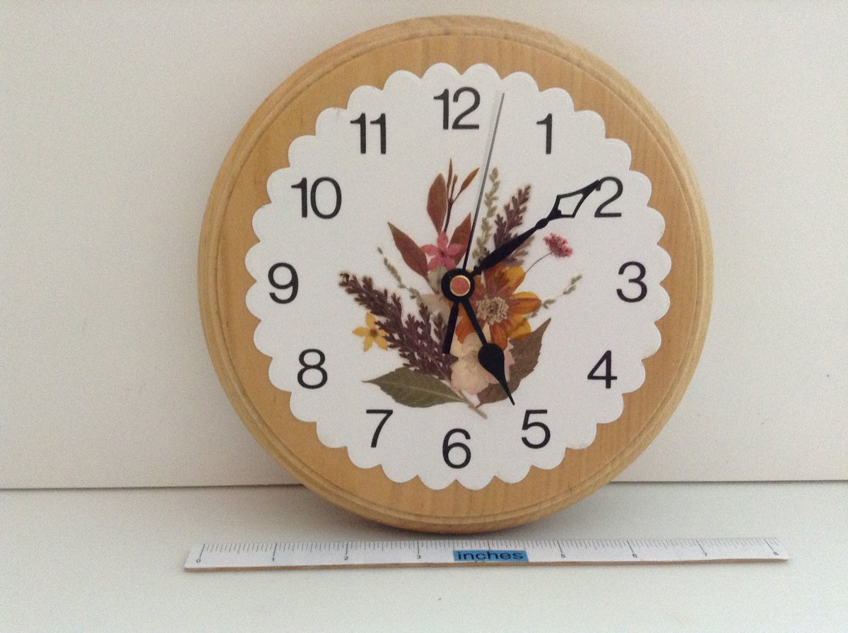 chestnutcrochet's tweet image. Sharing for Pauline Watson

Really love this, from the Etsy shop Creationsbykandpj. etsy.me/3t4QwbK #etsy #flowerclock #blacknumerals #batteryoperated #kitchenclock #driedpressedflowers #blackhands #suppliedbattery #paranapinewoodfrombrazil #creationsbykandpj