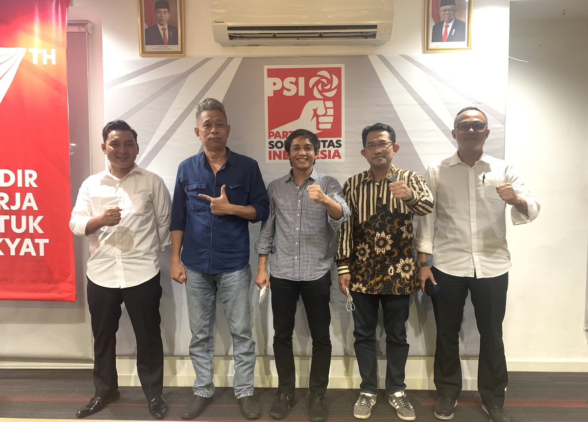 RajaJuliAntoni's tweet photo. Silaturahim dadakan dengan Ketum Partai Prima @agusjabo333 Sekjen Garuda @MasMansuri Ketum Pelita @BeniPramula. Tidak ada agenda khusus. Saling kenalan dan update info saja. Akan banyak ketemu unk rancang kebaikan bagi Indonesia. Bismillah https://t.co/5vIeThd5xC