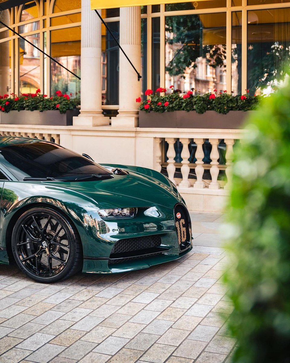 carblogturkiye's tweet photo. İşte 11 Mart Dünya Britiş Reysink Gırin tonları günü falan.. #chiron #Bugatti #Chiron #BugattiChiron #Hypercar #BritishRacingGreen #London via @tfjj https://t.co/cXWFust6ZH
