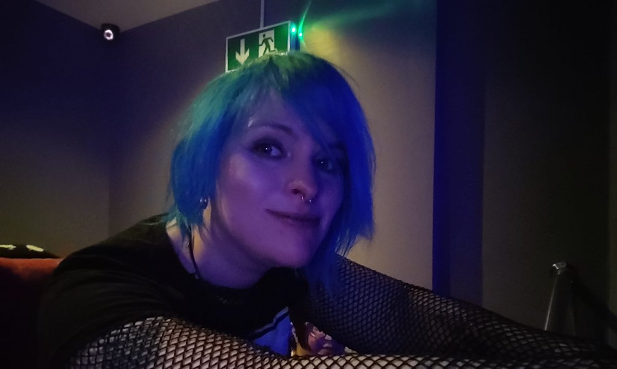 Welsh_Harls88's tweet photo. #Powder has many facets. Betcha didn't know she loves to headbang at rock concerts, did ya @JasonSpisak @MiaJenness @thejbblanc?! 🤘🤘😜 #RockingOut #LiveMusic #Arcane #ArcanePowder #TeamPowder https://t.co/kCv6EHvt3O