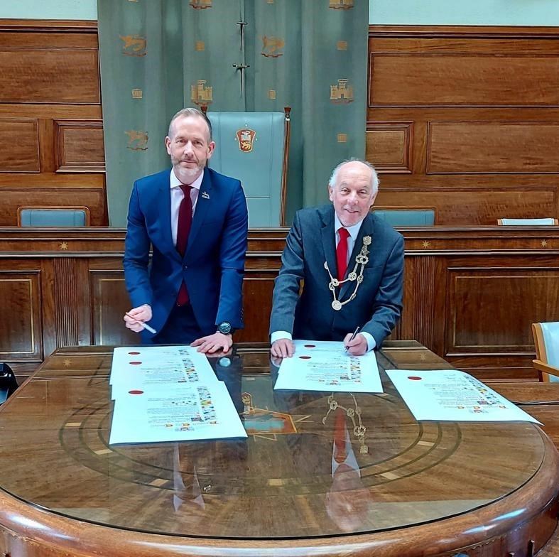 NorwichCC's tweet photo. Lord Mayor of Norwich, Councillor Kevin Maguire (@LMNorwich), and the council’s chief exec, Stephen Evans (@_stephenevans), sign the scrolls ahead of a ceremony next Tuesday to award Freedom of the City to the Ukrainian cities of Lviv and Odesa. https://t.co/LNjpdn3Jsd