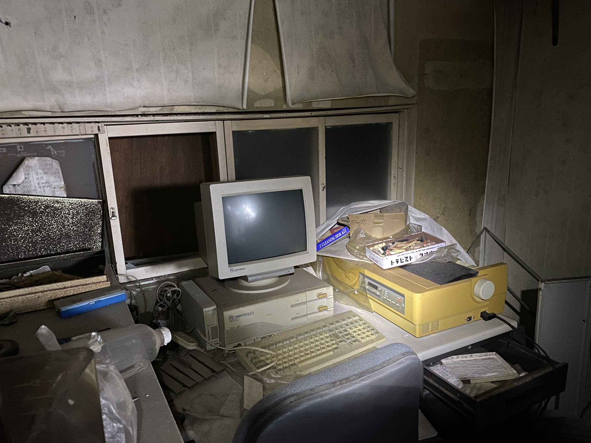 廃墟探索師エヌ 廃墟のパソコンシリーズ ちなみに自分は電磁波が苦手な体質の様で 5g全開ぽい所やwifi全開な所に行くと頭痛がすることがある で それが原因かたまにしかめっ面になってる時がある様で怒ってる とか言われるけど怒ってないんで その