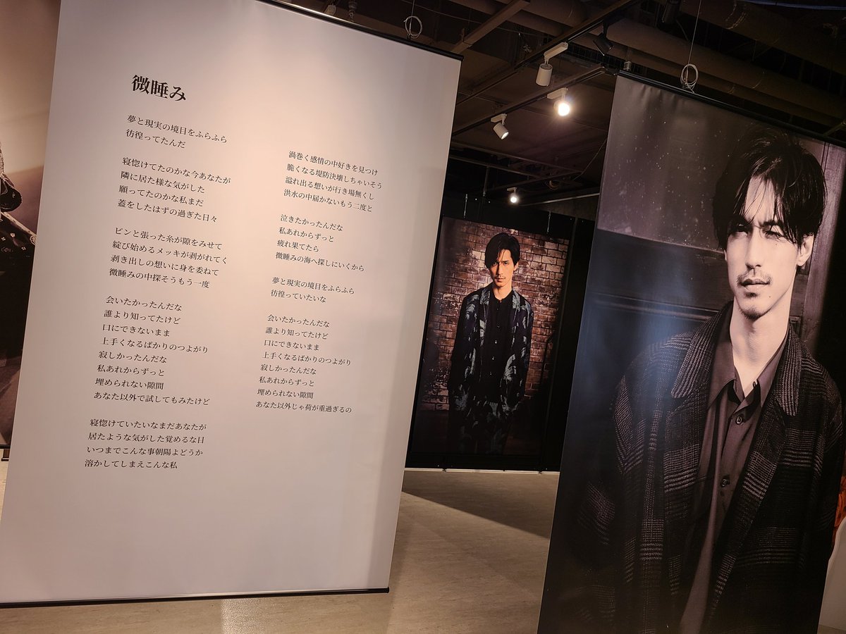 yellowkimazui's tweet photo. #錦戸亮Note展覧会inOIOI にて社員さんが教えて下さったお話…①
「物販用のレジ配置は我々社員もお手伝いさせてもらったんですが、“展示スペースを1番最初に見るのはファンの方だ”と仰ってずっと見えないようになってたんです」と亮ちゃんのこだわりを伺いました😳
(リプ欄に続き②を…) https://t.co/hDlLqtLbM6