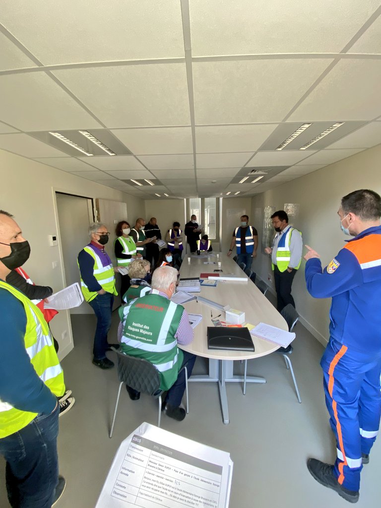 DupuisGuilhem's tweet photo. 🔙 Exercice #PCS à #Clérieux 🚧 dans @La_drome avec #SIABH @Gendarmerie_026 @sdis26 @ProtecCivile26 @ValenceRomans

🎯 Tester le plan communal de sauvegarde et travailler l'interservices 👍

Élus et agents mobilisés sur le terrain et au #PCC

➕ observateurs de communes voisines https://t.co/v2lucOHC6M