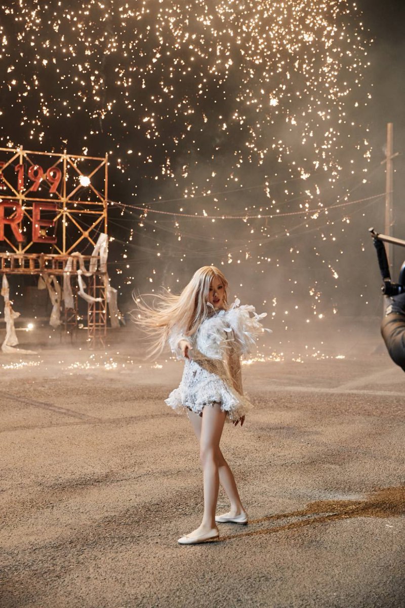 One year with pride and happiness about our -R-
SOLOIST ROSÉ ANNIVERSARY
#OneYearWithR
#R러뷰_로제솔로_1주년