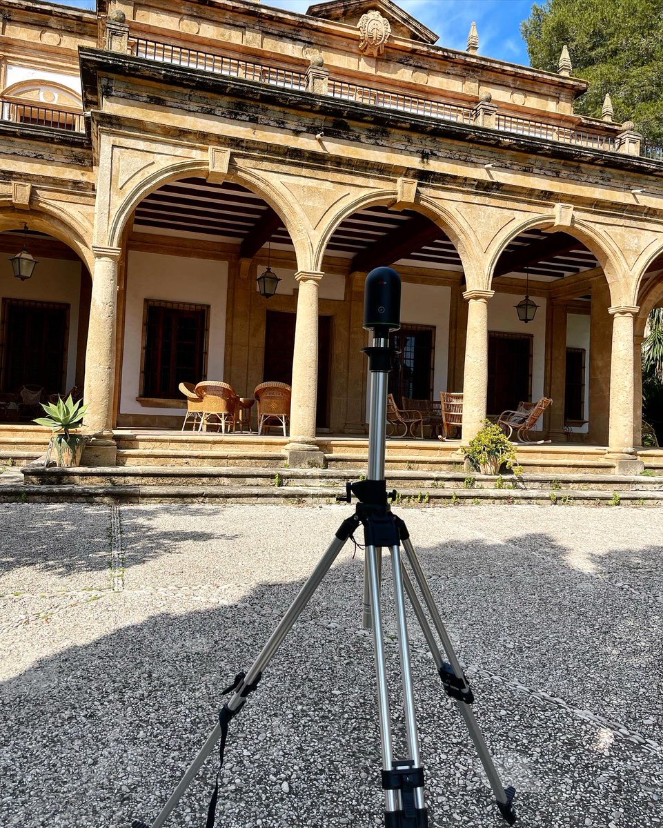Levantamiento topográfico de varias parcelas las cuales las hemos medido mediante GPS combinado con estación total electrónica.

Para definir la edificación hemos utilizado el laser escaner BLK de Leica, al cual le hemos dado entidad con coordenadas georreferenciadas.