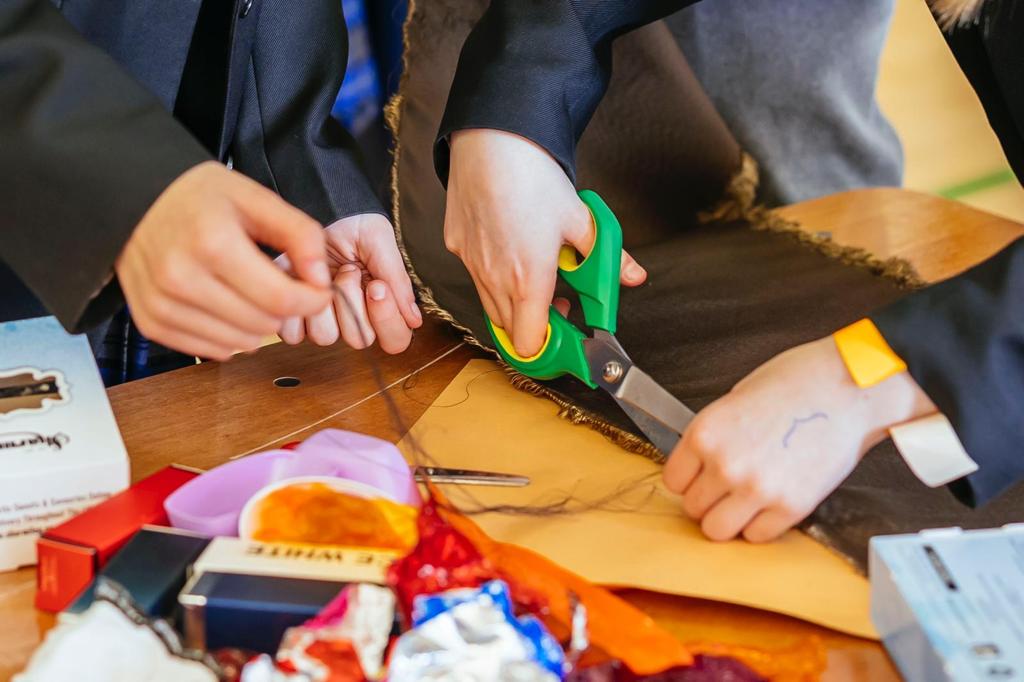 ideasfoundation's tweet photo. Students from ยฉgeorgepindarsch are working hard at today's @Burberry fashion workshop. Tune in to see more of their amazing work๐
#fashionforthefuture #burberryinspire #coastalschools #NCW2022 #ThrivewithHope #ideasfoundation #proudtobepindar #CareersWeek https://t.co/g0asQLT6aT