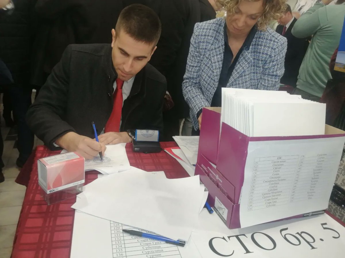 GradonacelnikSO's tweet photo. Задовољство ми је да обавестим грађане, да ћемо и ове године наставити са спровођењем мера енергетске санације, пошто сам данас у Аранђеловцу потписао Уговор са Министарством рударства и енергетике. https://t.co/ZA4KmhkNAh