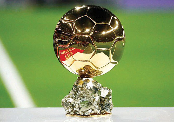 giraltpablo's tweet photo. Cambios en la elección del Balón de Oro 🚨

👉 Se entrega en octubre (lo que pase en Qatar importará en 2023).
👉 Se valora la temporada, no el año calendario. 
👉 Solo votan los primeros 100 del Ranking FIFA.
👉 Se prioriza el rendimiento individual sobre los trofeos colectivos. https://t.co/1HxiBcdNCB