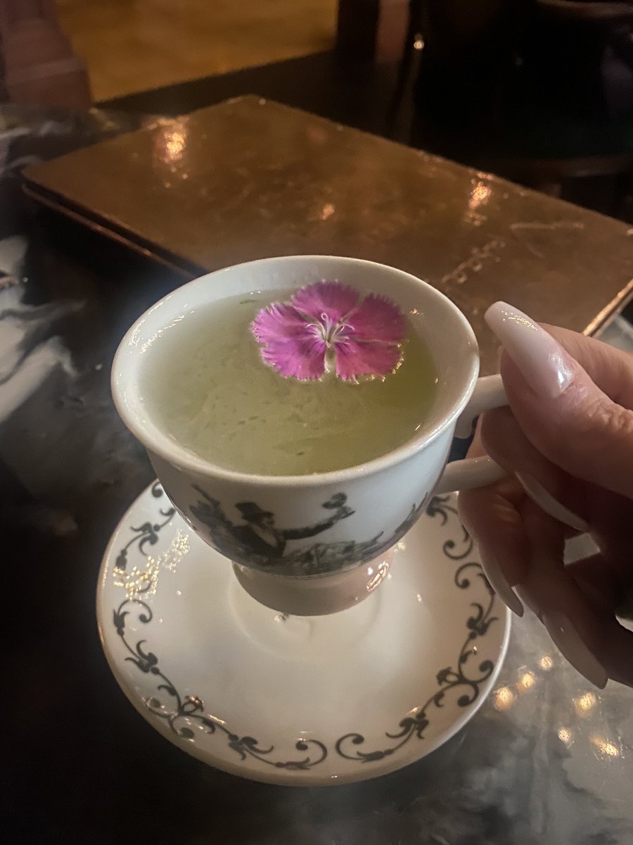 aDrunkBlondeGrl's tweet photo. When life gives you lemons, say fuck that and drink Gin n Juice from a teacup. #musaafer https://t.co/p0lx4uvSdy