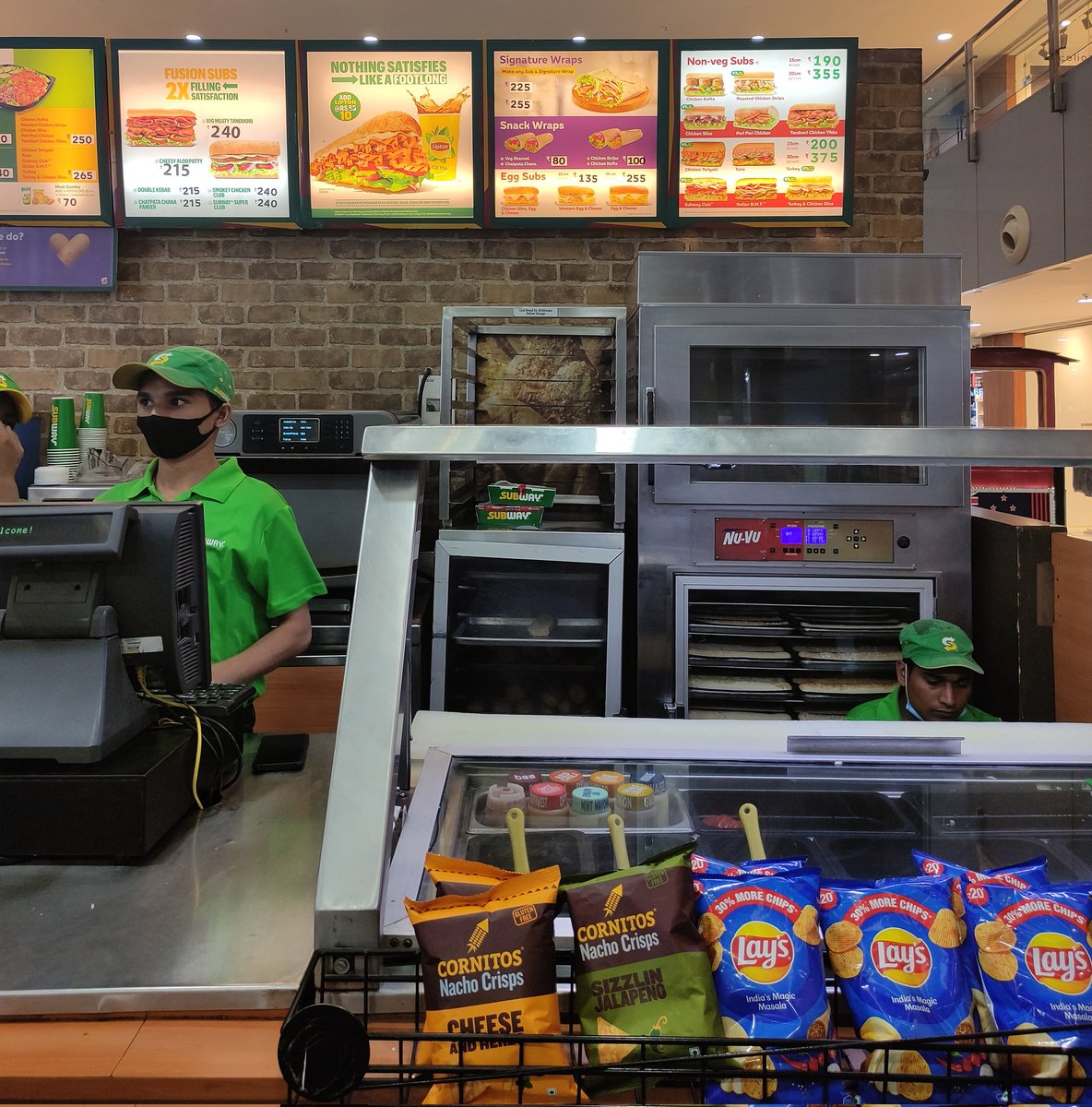 _shreyayayaaa's tweet photo. Nothing is more confusing than choosing sauces at subway. https://t.co/F825Je58pk