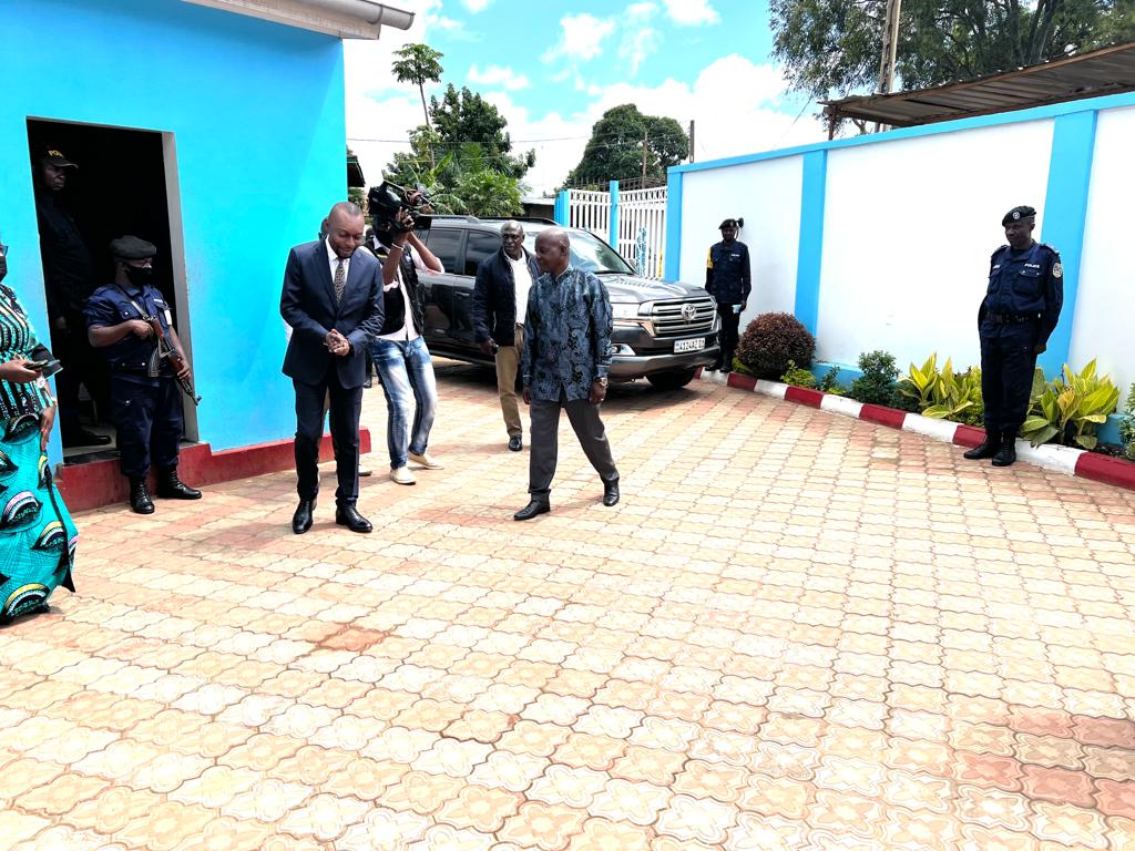 samymufuta2's tweet photo. L'hon sénateur Pande Kapopo a visité ce 11 mars la commune Kampemba ds le cadre de ses vacances parlementaires, après avoir été informé des réalisations de cette municipalité, il n'a pas manqué des mots pr féliciter Éric TWITE bourg de ladite commune qui est au service du peuple. https://t.co/xzRTpDCfHj